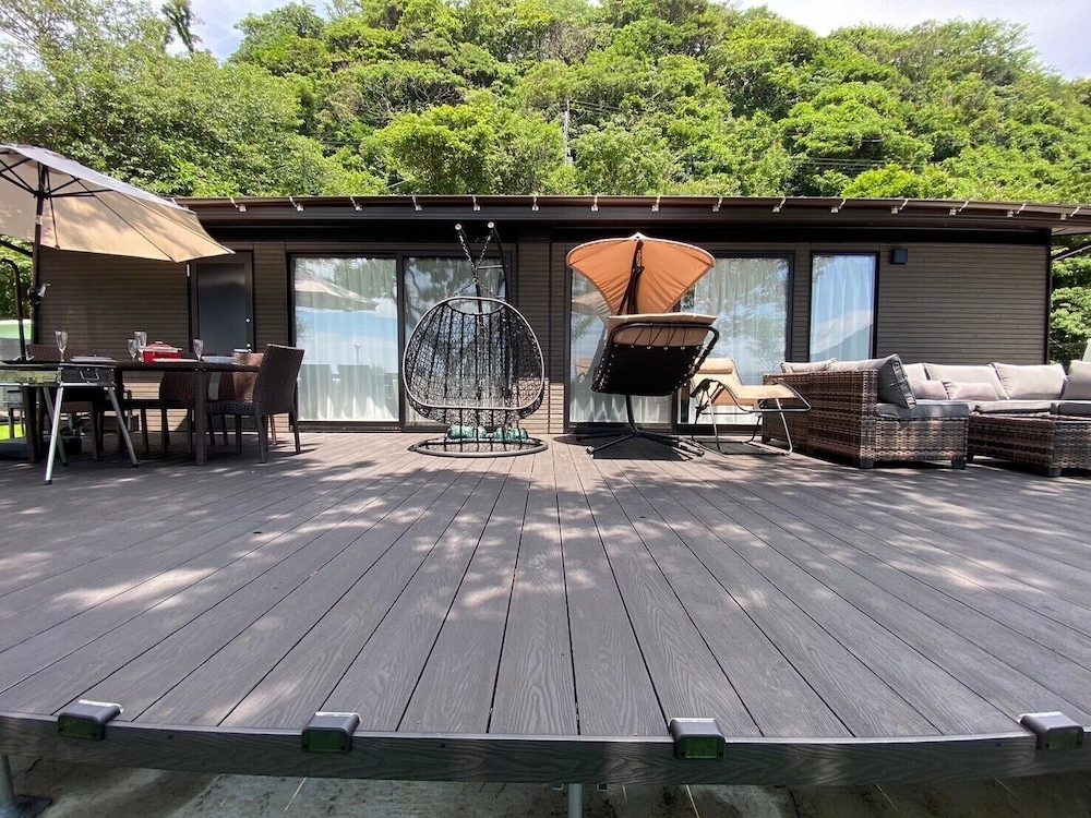 屋外ダイニングエリア1 | 西伊豆・海沿いの一棟貸しヴィラ｜目の前に広がる絶景オーシャンビュー