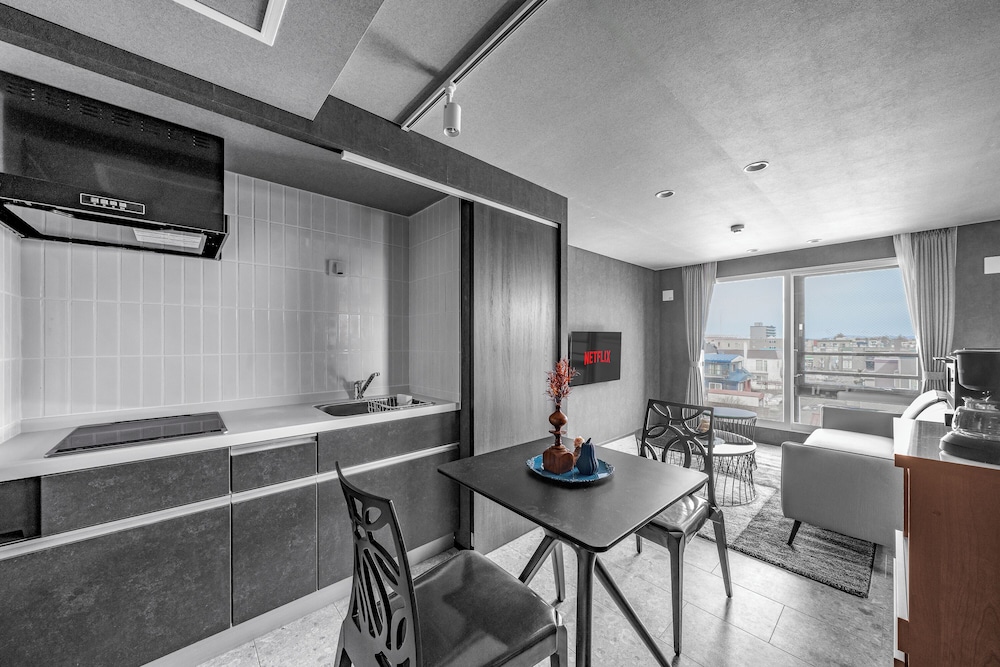 アパートメント 禁煙 (402) 客室内のダイニングエリア3 | GRAN HILLS