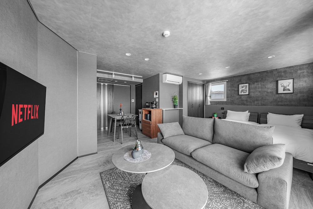 アパートメント 禁煙 (401) リビング エリア1 | GRAN HILLS