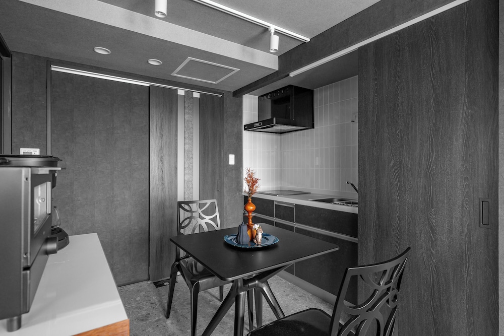 アパートメント 禁煙 (402) 客室内のダイニングエリア1 | GRAN HILLS