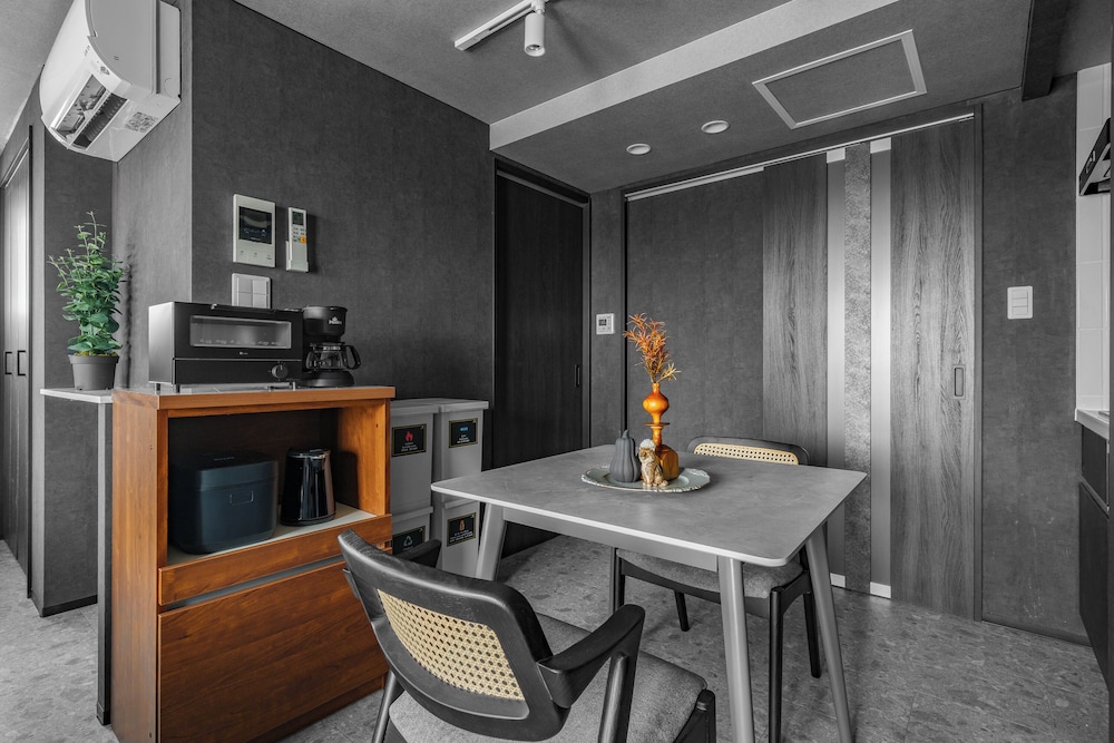 アパートメント 禁煙 (302) 客室内のダイニングエリア1 | GRAN HILLS