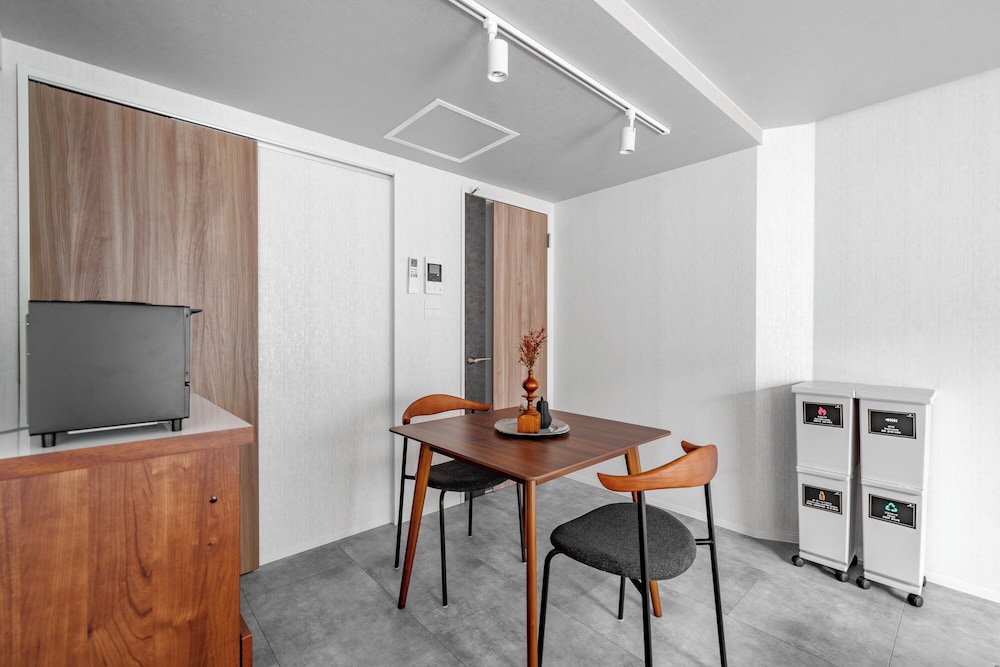 アパートメント 禁煙 (105) 客室内のダイニングエリア1 | GRAN HILLS