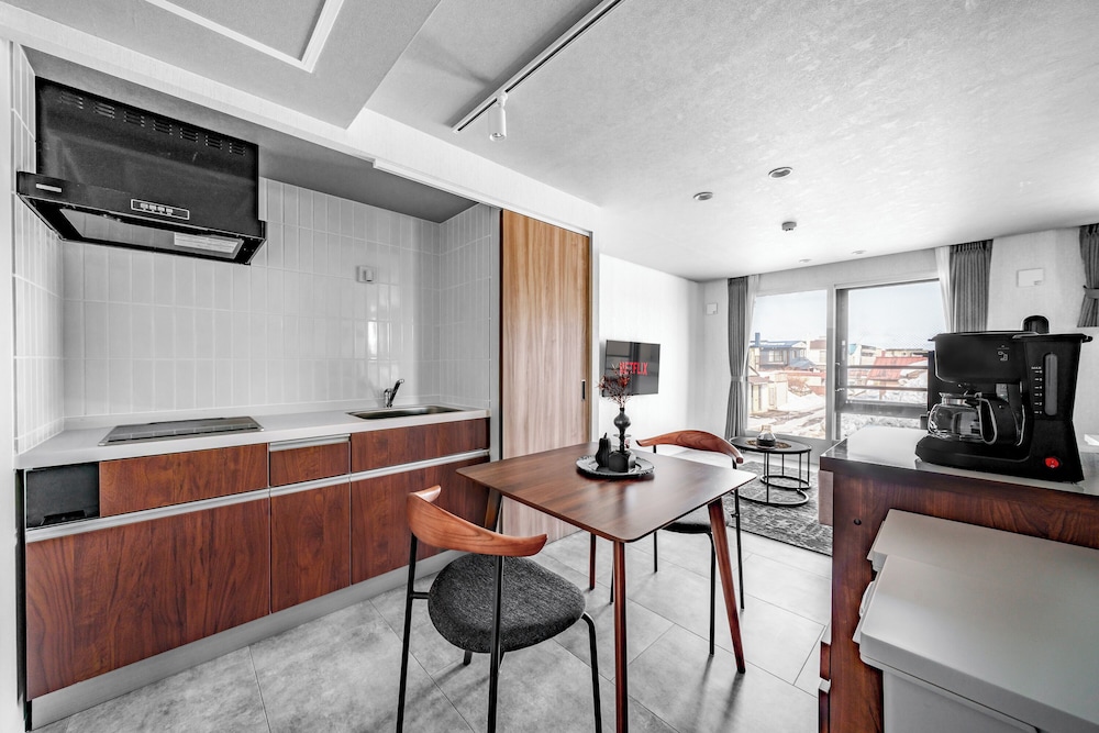 アパートメント 禁煙 (202) 客室内のダイニングエリア1 | GRAN HILLS