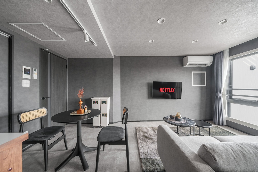 アパートメント 禁煙 (405) リビング エリア1 | GRAN HILLS