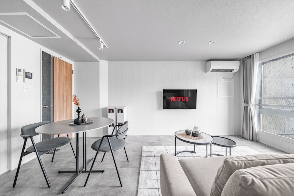 アパートメント 禁煙 (203) 客室内のダイニングエリア1 | GRAN HILLS