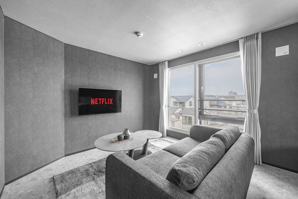 アパートメント 禁煙 (302) リビング エリア1 | GRAN HILLS