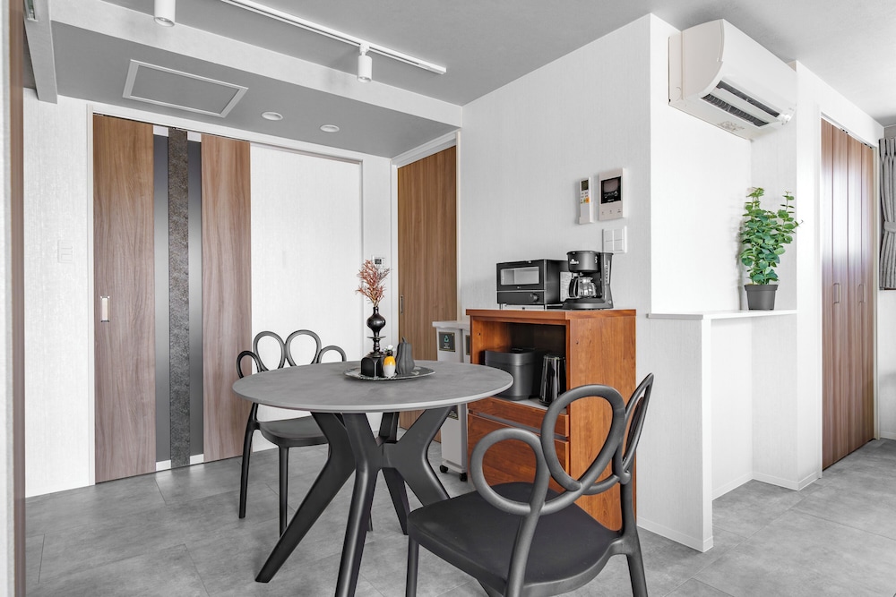 アパートメント 禁煙 (201) 客室内のダイニングエリア1 | GRAN HILLS