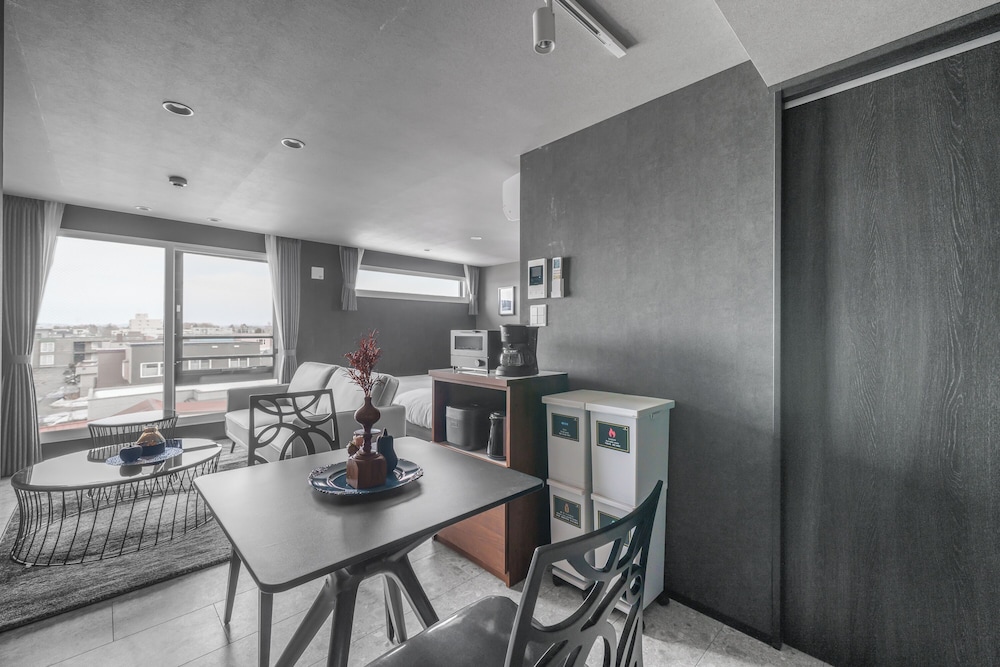 アパートメント 禁煙 (402) 客室内のダイニングエリア2 | GRAN HILLS