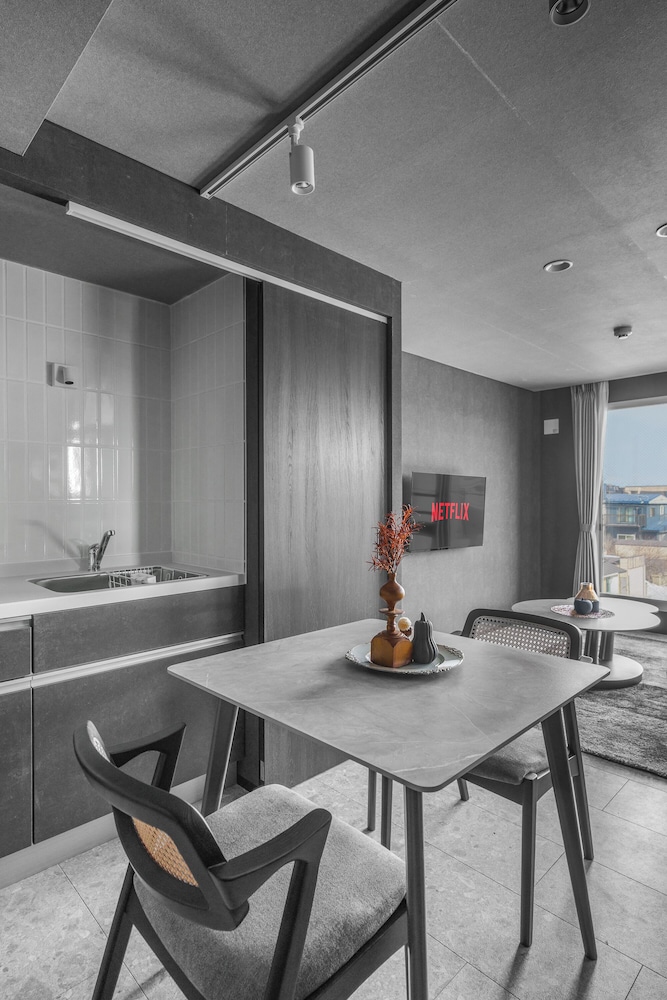 アパートメント 禁煙 (302) 客室内のダイニングエリア0 | GRAN HILLS