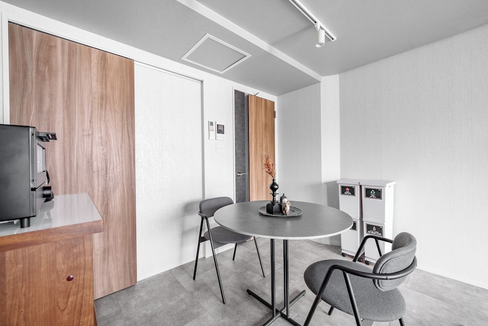 アパートメント 禁煙 (203) 客室内のダイニングエリア2 | GRAN HILLS