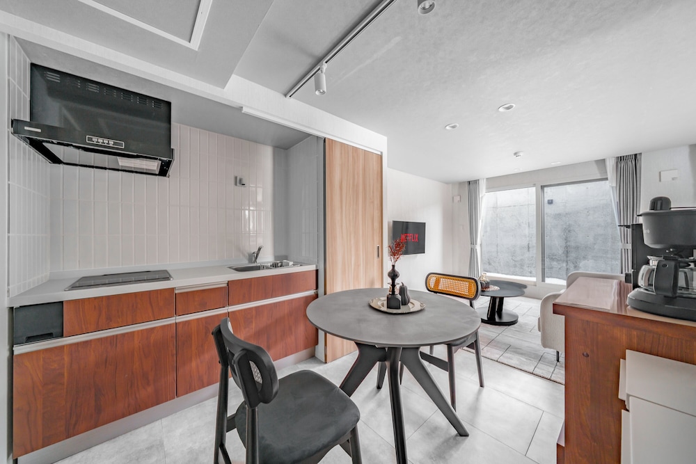 アパートメント 禁煙 (102) 客室内のダイニングエリア1 | GRAN HILLS