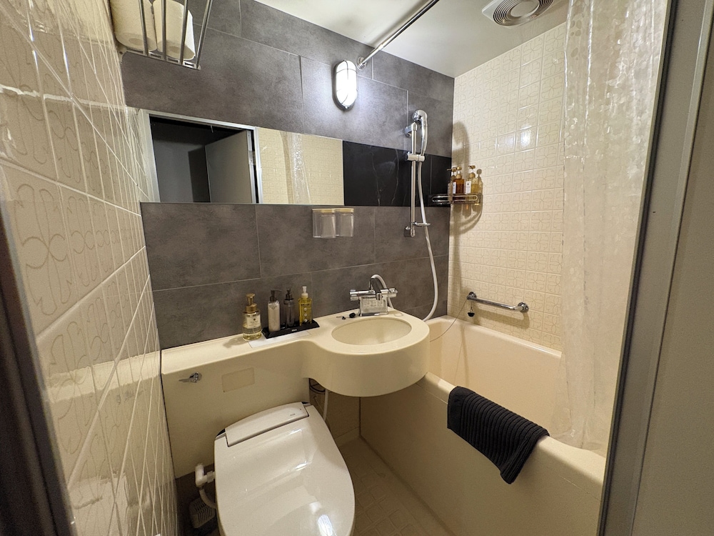 ベーシック ダブルルーム シティビュー バスルーム0 | ピースINN益田駅北