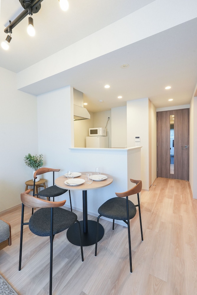 プレミア アパートメント 禁煙 (204) 客室内のダイニングエリア0 | Dash Living Asakusa South