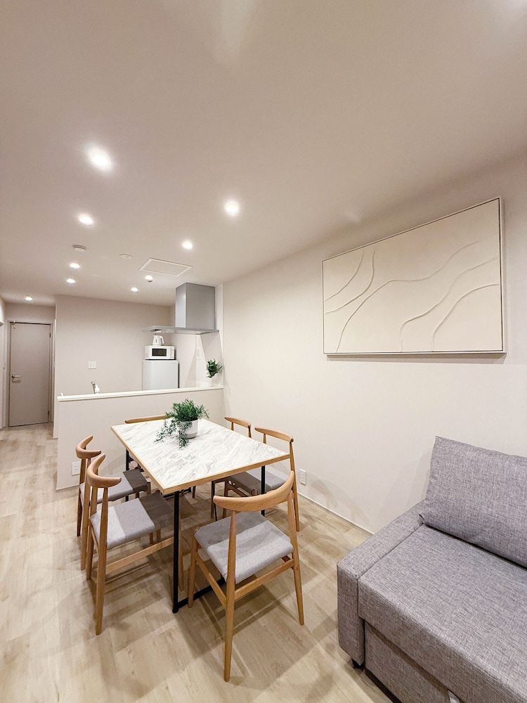 スーペリア アパートメント リビング エリア2 | THE SAKAI SUITE