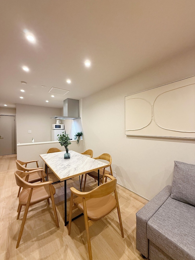 コンフォート アパートメント リビング エリア1 | THE SAKAI SUITE