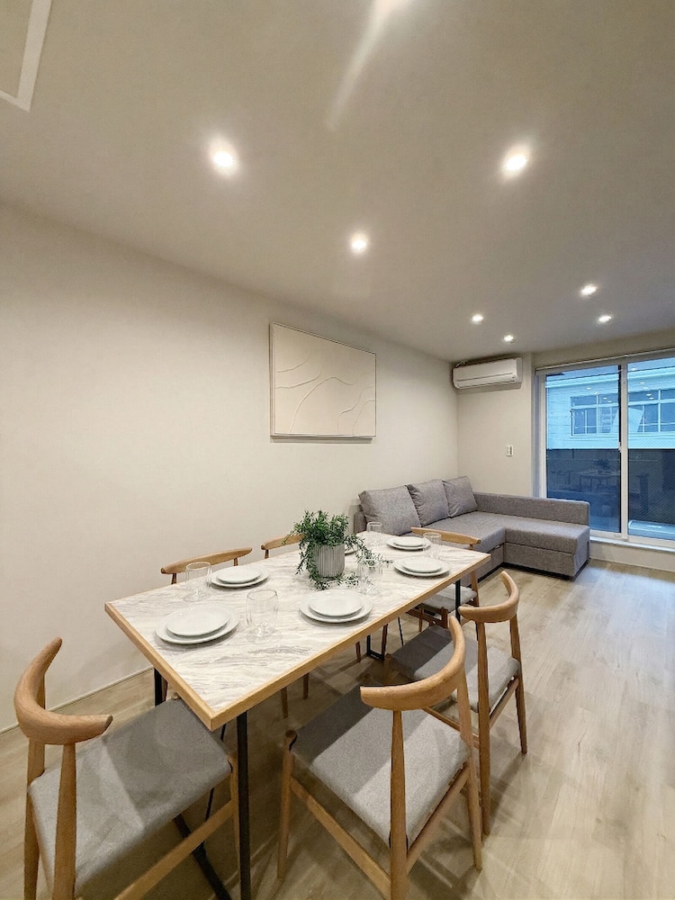 スーペリア アパートメント リビング エリア1 | THE SAKAI SUITE