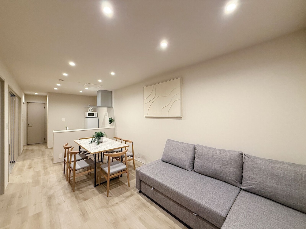 スーペリア アパートメント リビング エリア3 | THE SAKAI SUITE