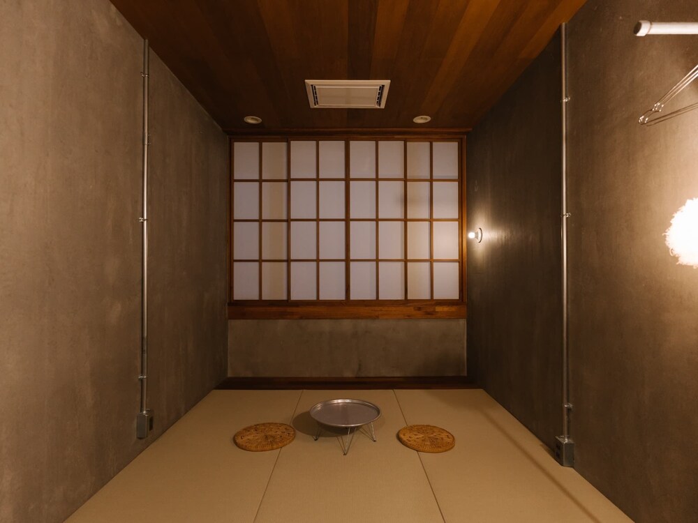 ツインルーム　共用バスルーム | UNTEN INN