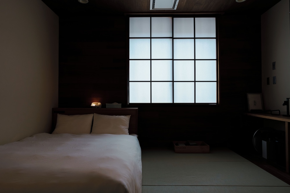 ダブルルーム　共用バスルーム | UNTEN INN