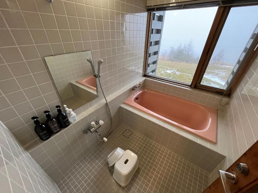 ベーシック トリプルルーム バルコニー マウンテンビュー バスルーム1 | 天空の宿　ロッジカウベル