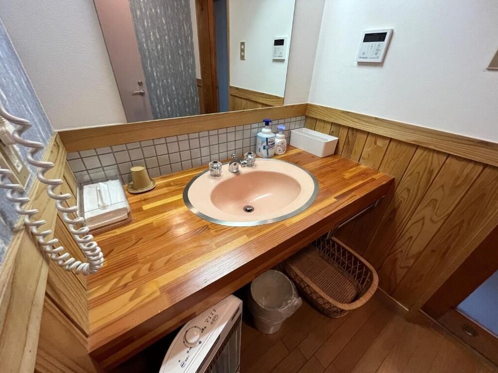 ベーシック トリプルルーム バルコニー マウンテンビュー バスルーム2 | 天空の宿　ロッジカウベル