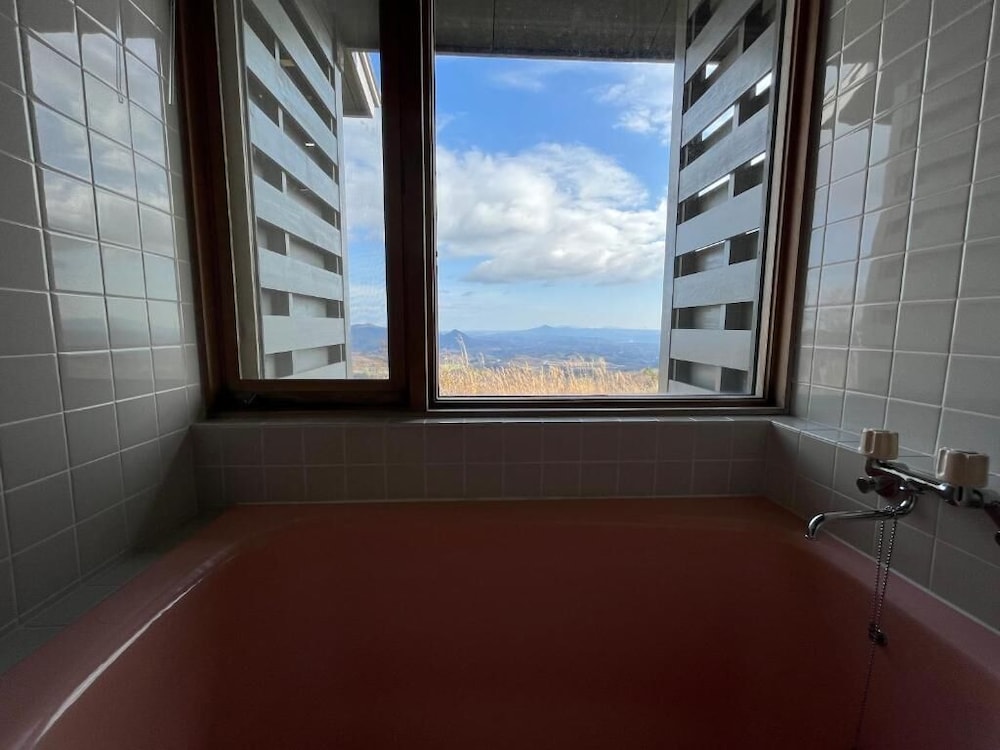 ベーシック トリプルルーム バルコニー マウンテンビュー バスルーム3 | 天空の宿　ロッジカウベル