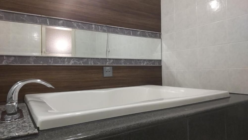 エコノミー ダブルルーム シティビュー バスルーム1 | ホテル ブルジュア -レジャーホテル- 大人限定