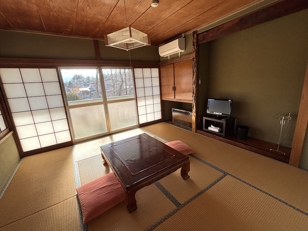 4 人部屋 マウンテンビュー 客室2 | HOTEL Mt.Fuji MoMoAung 桃庵