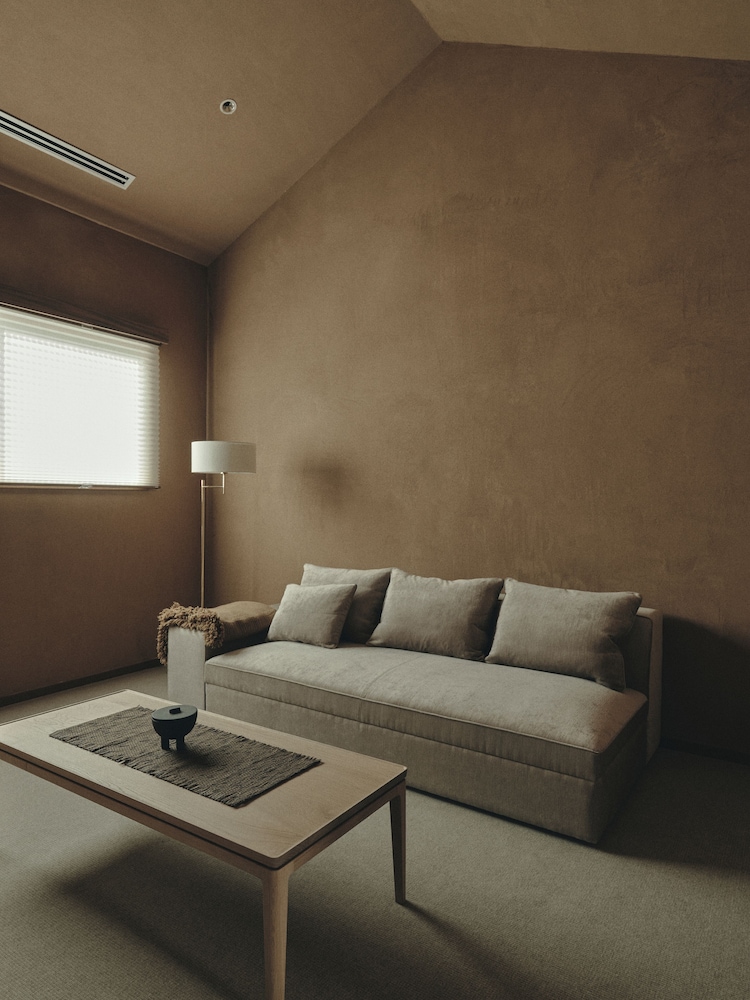 ラグジュアリー ツインルーム リビング エリア0 | 旧相馬家 Kazeno Heritage