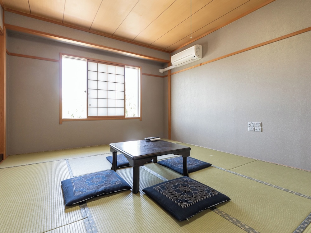 【禁煙】和室1~4名様(トイレ付き、バス共用)10畳 客室2 | Tabist 湯浅温泉 湯浅城