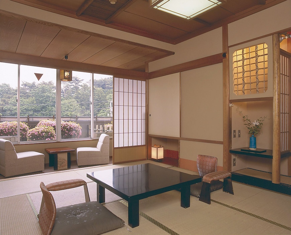 葵館(和室10畳) 客室2 | 雄山閣