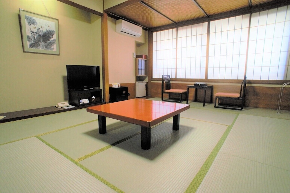 葵館(和室10畳) 客室1 | 雄山閣