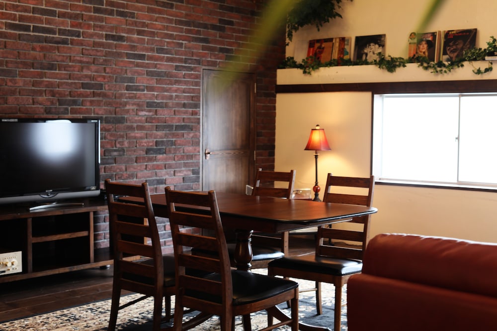 デラックスアパートメント レッドルーム 客室内のダイニングエリア0 | トリップショットホテルズ・コザ