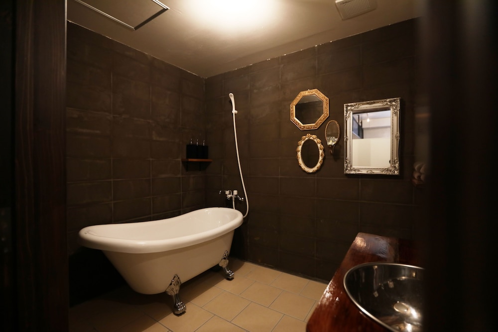 デラックスアパートメント レッドルーム バスルーム0 | トリップショットホテルズ・コザ