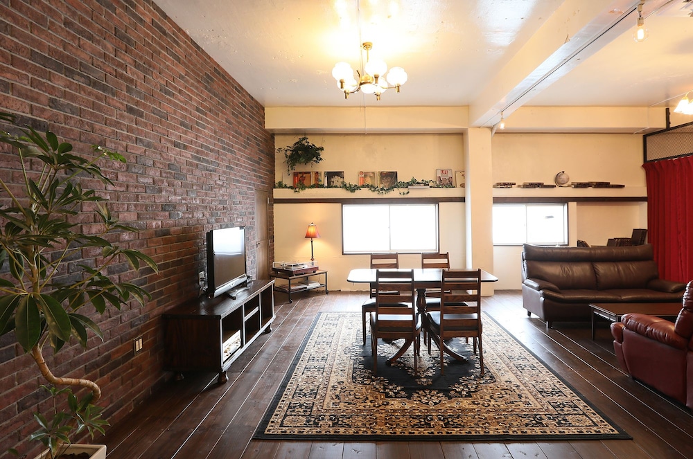 デラックスアパートメント レッドルーム | トリップショットホテルズ・コザ