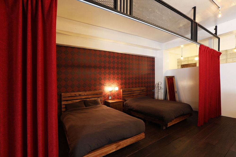 デラックスアパートメント レッドルーム 客室1 | トリップショットホテルズ・コザ