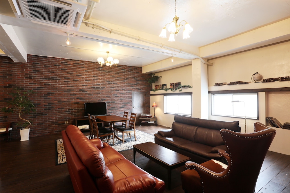 デラックスアパートメント レッドルーム 客室2 | トリップショットホテルズ・コザ