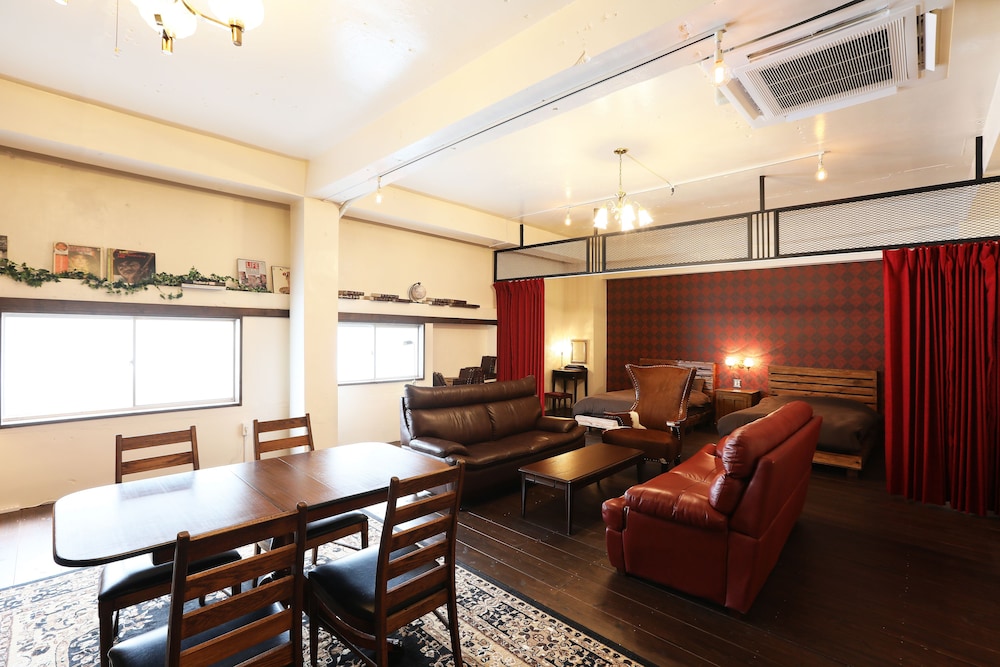 デラックスアパートメント レッドルーム 客室3 | トリップショットホテルズ・コザ