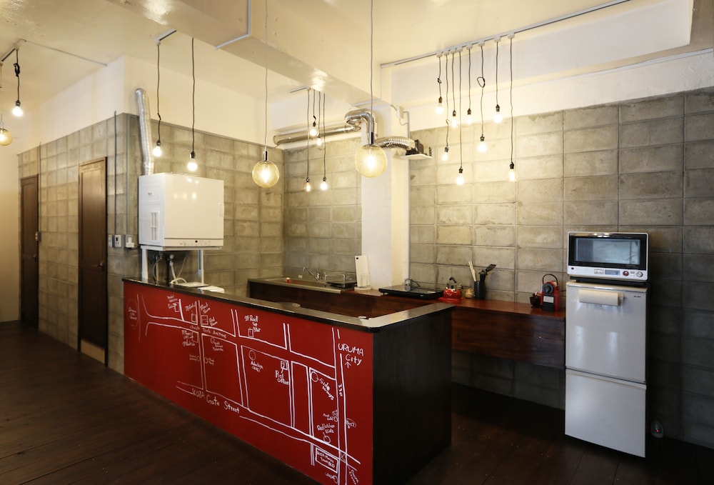 デラックスアパートメント レッドルーム 専用簡易キッチン0 | トリップショットホテルズ・コザ