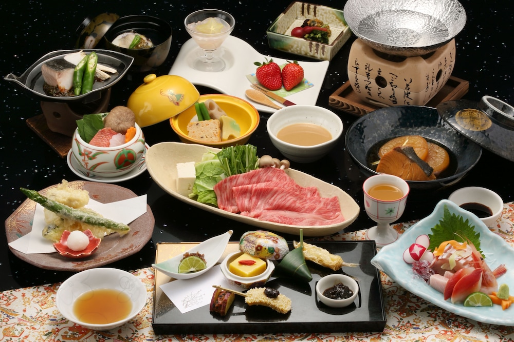 和風ツインルーム(夕朝食付)禁煙 夕食: 神戸牛しゃぶしゃぶ付会席 客室1 | 有馬御苑