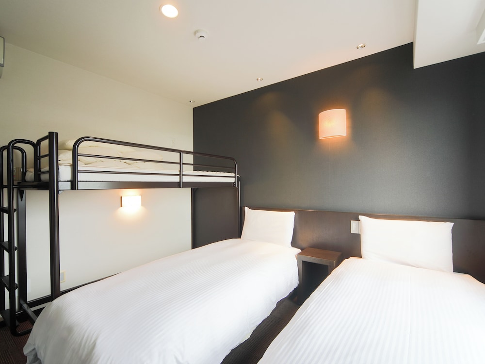 スタンダードルーム シングルベッド2台 + ロフトベッド1台 禁煙 客室1 | コンフォートイン 鹿児島谷山