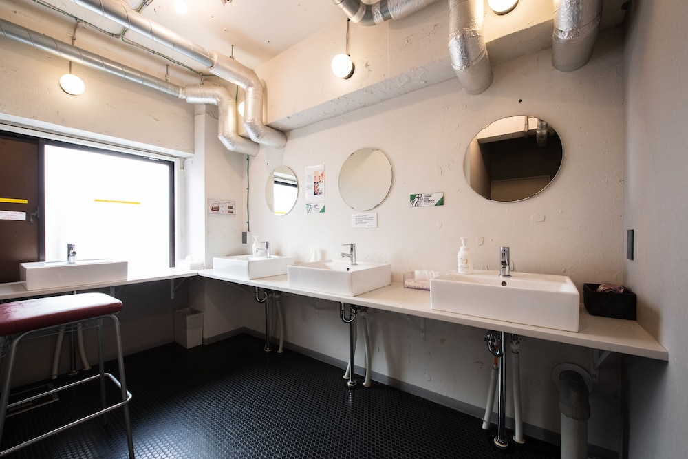 和室 共用バスルーム2 | IMANO TOKYO HOSTEL