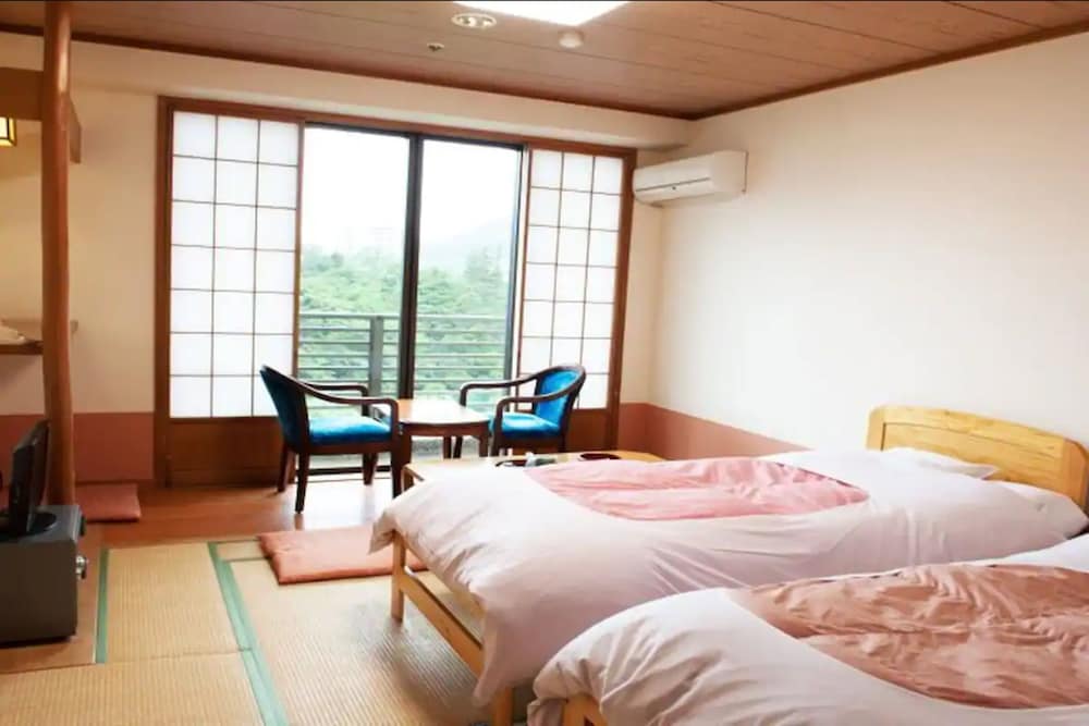 【禁煙】本館ベッド/1名～3名（8畳・バストイレ付） 客室1 | 鬼怒川温泉 ホテルニューおおるり