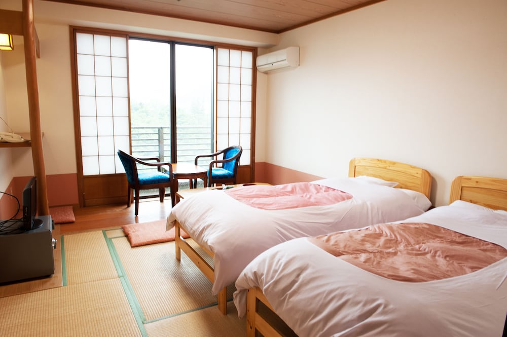 【禁煙】本館ベッド/1名～3名（8畳・バストイレ付） | 鬼怒川温泉 ホテルニューおおるり