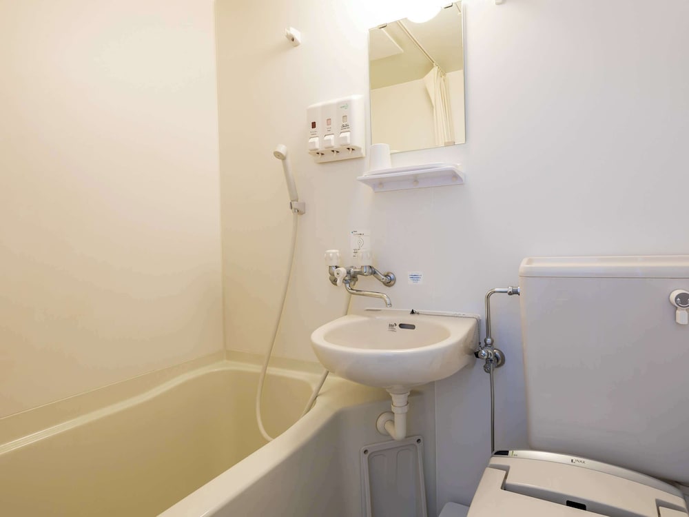 スタンダード ルーム ダブルベッド 1 台 禁煙 バスルーム0 | コンフォートイン大垣