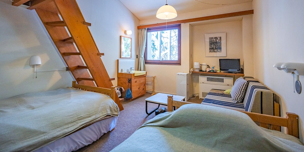 スタンダードルーム　ロフト付　共用バスルーム　山側 客室3 | 蔵王ロッジスコーレ