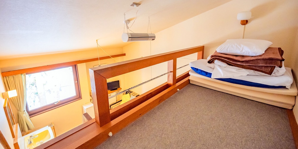 スタンダードルーム　ロフト付　共用バスルーム　山側 客室6 | 蔵王ロッジスコーレ