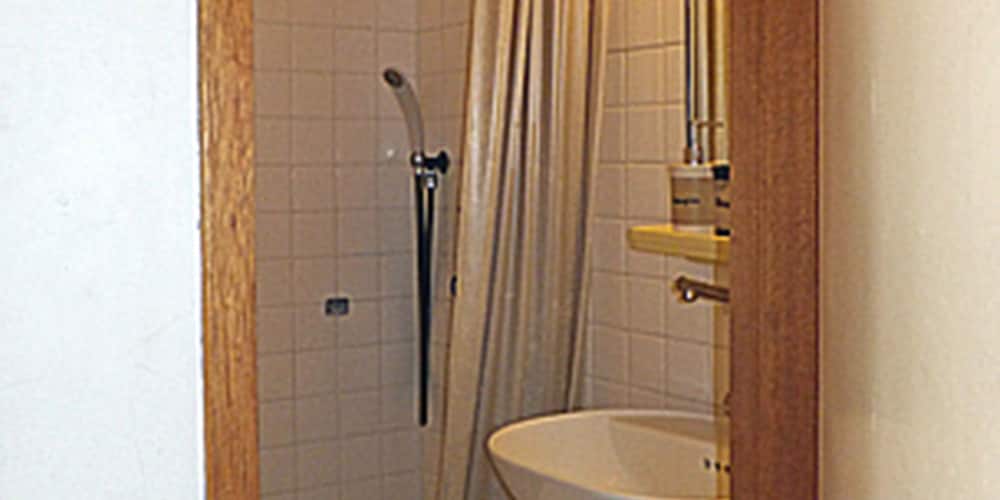 ツインルーム　共用バスルーム　山側 バスルームのシャワー0 | 蔵王ロッジスコーレ