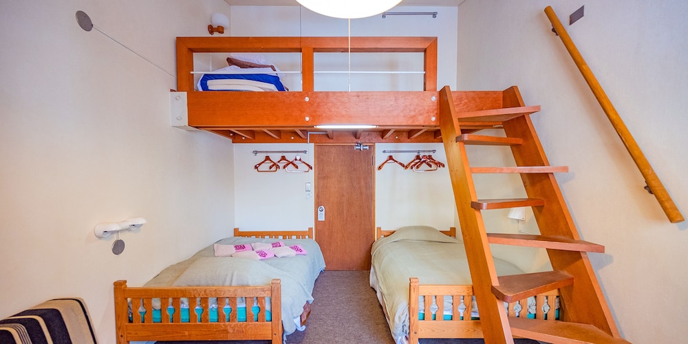 スタンダードルーム　ロフト付　共用バスルーム　山側 客室5 | 蔵王ロッジスコーレ