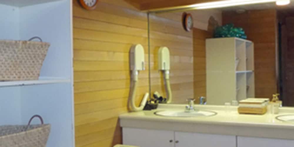 スタンダードルーム　ロフト付　共用バスルーム　山側 共用バスルーム0 | 蔵王ロッジスコーレ